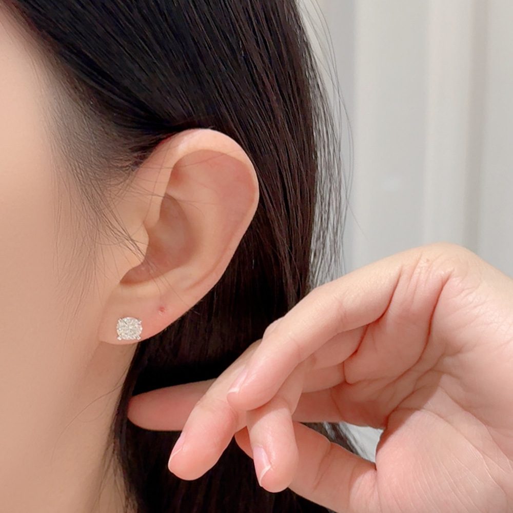 0.25ct Round Brilliant Four-Claw Solitaire Stud Earrings