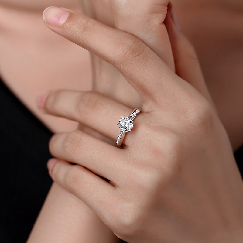 1ct Round Brilliant Solitaire Ring, Pavé Shoulders (16 accent stones)