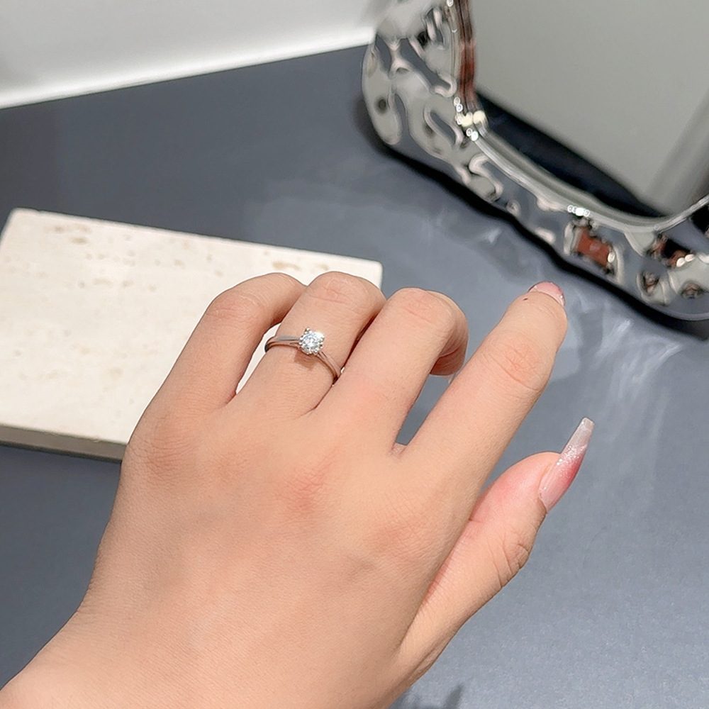 1ct Round Brilliant Four-Claw Solitaire Ring